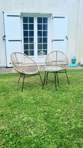 Deux fauteuils de jardin confortables dans le parc, invitant à la détente lors de votre séjour
