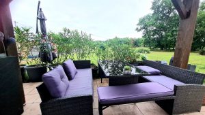 Salon de jardin extérieur confortable aménagé pour partager des moments conviviaux