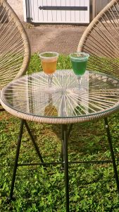 Deux cocktails rafraîchissants servis pour accueillir chaleureusement les hôtes des gîtes