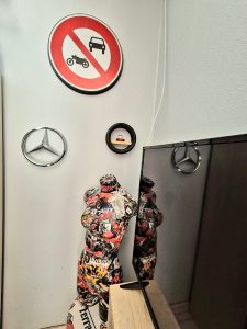 Insigne Mercedes-Benz accompagné d’un buste artistique de designer sur le thème de la Formule 1, déco raffinée et inspirée