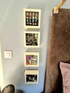 Quatre cadres exposant anciens pins Total, Elf, Bosch, bougies d’allumage, ampoules de phares et panneaux de signalisation vintage