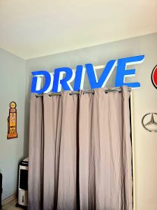 Enseigne lumineuse XXL de 2 mètres avec inscription "DRIVE", ambiance rétro garage et route