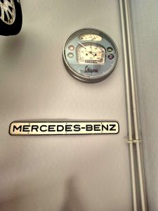 Plaque authentique Mercedes-Benz accompagnée d’une pendule style compteur de Vespa, déco vintage chambre Pole Position